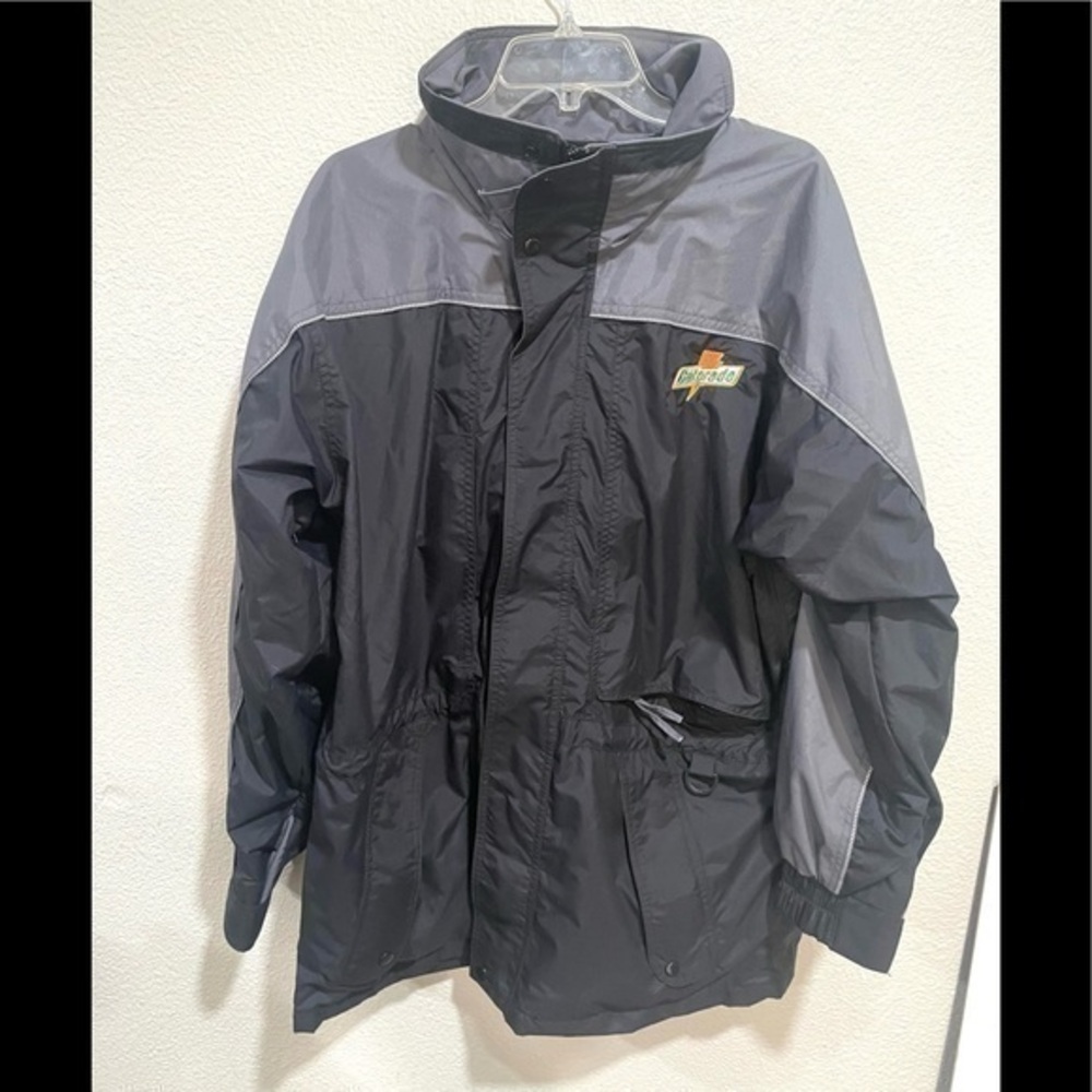 GATORADE grey & black Vintage logo water proof coated hooded jacket size medium